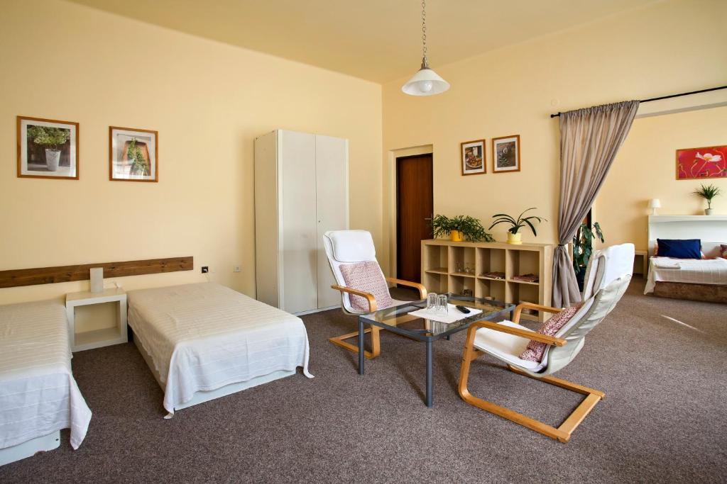 Postel nebo postele na pokoji v ubytování Penzion a restaurace Modrá růže Tábor