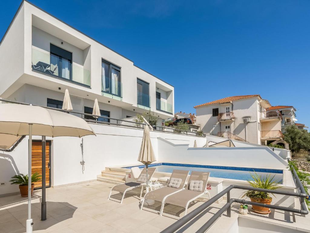 Bazén v ubytovaní Holiday Home Villa Meri 2 by Interhome alebo v jeho blízkosti