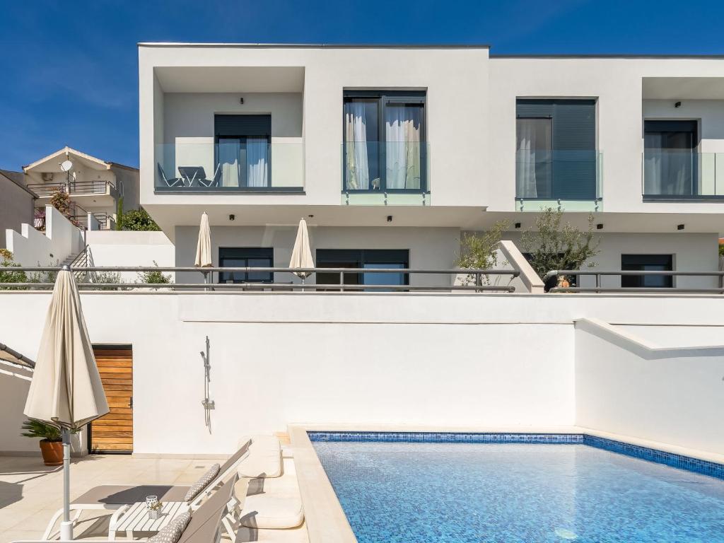 eine Villa mit einem Pool und einem Haus in der Unterkunft Holiday Home Villa Meri 2 by Interhome in Trogir
