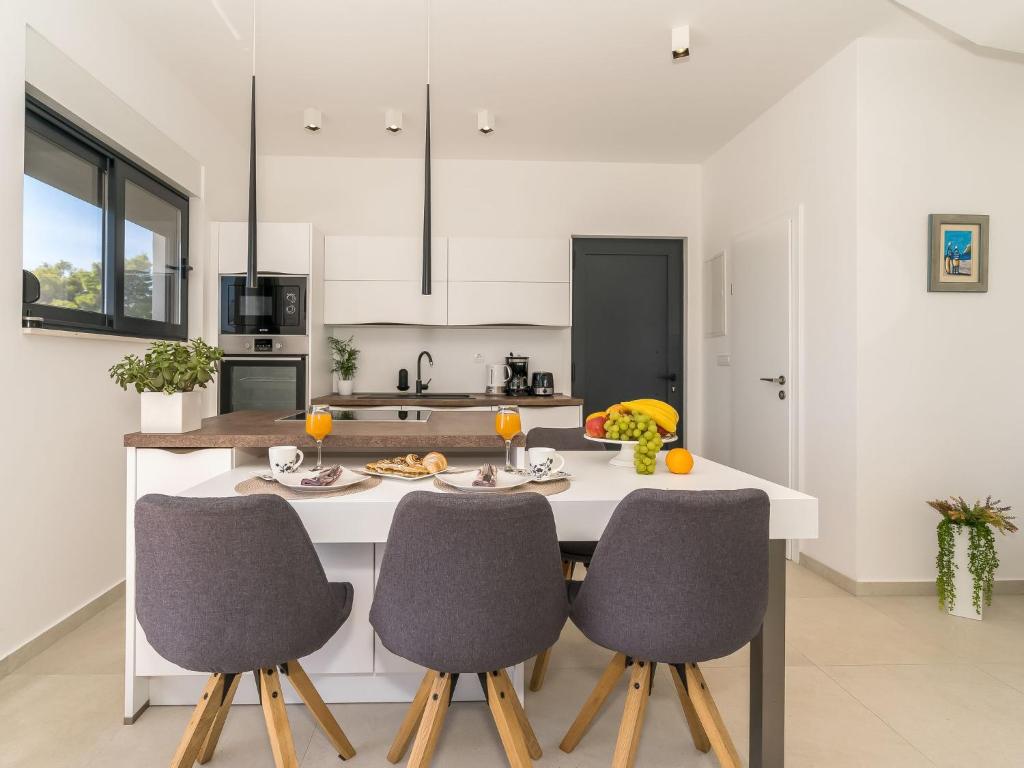 Kuchyňa alebo kuchynka v ubytovaní Holiday Home Villa Meri 2 by Interhome