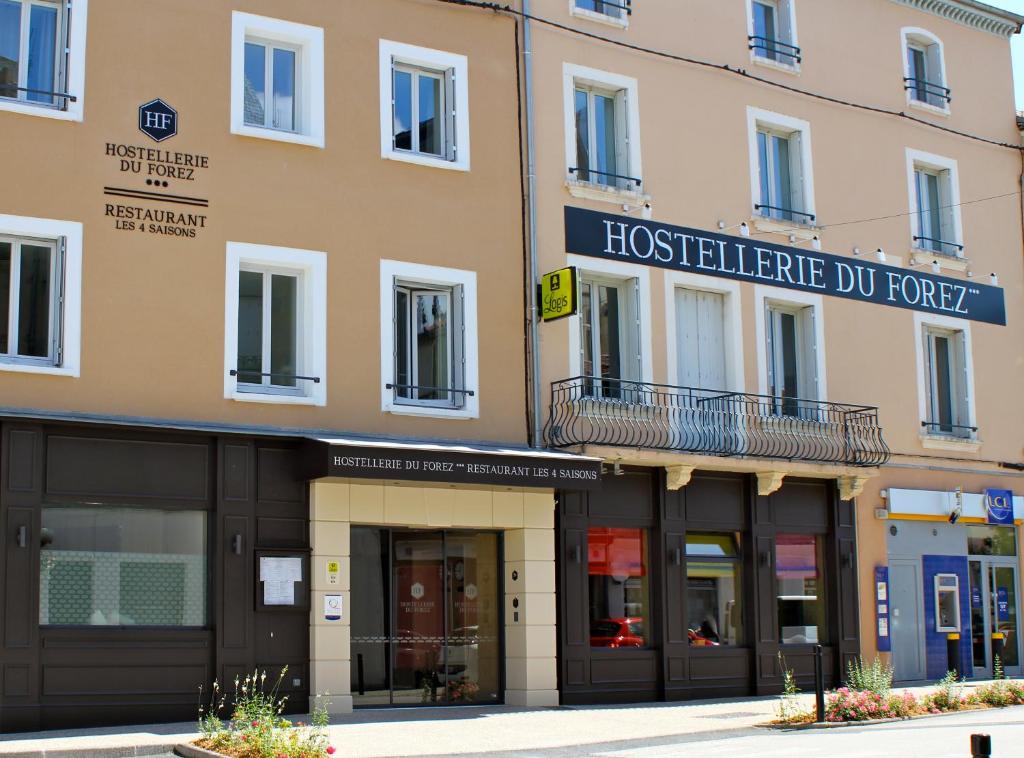 um grande edifício com um dmg hostel em Hostellerie du Forez em Saint-Galmier