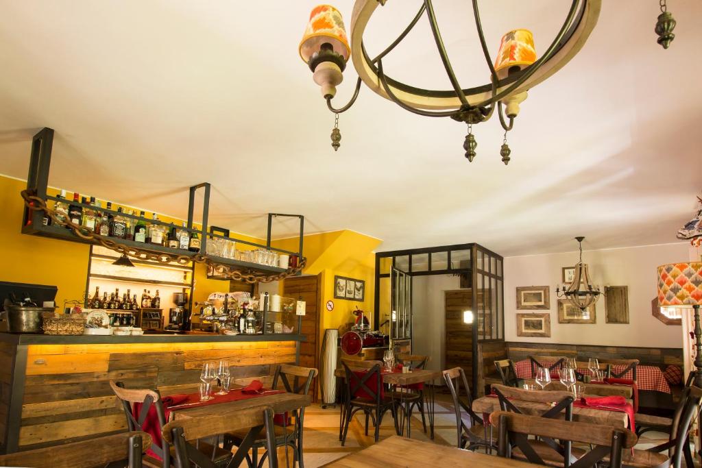 Locanda del Sasso Rooms tesisinde bir restoran veya yemek mekanı