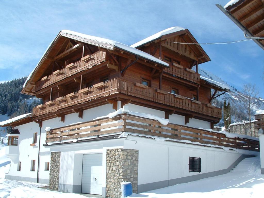 ein Gebäude mit Schnee drauf in der Unterkunft Chalet Rotenstein in Berwang