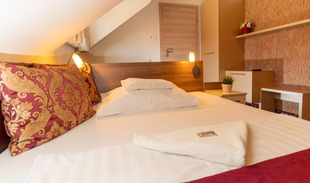 Łóżko lub łóżka w pokoju w obiekcie Teátrum Boutique Hotel