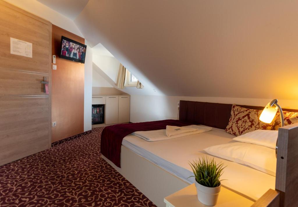 Łóżko lub łóżka w pokoju w obiekcie Teátrum Boutique Hotel