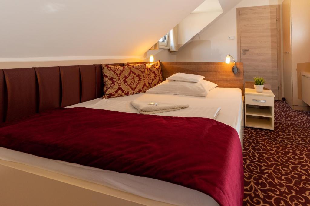 Łóżko lub łóżka w pokoju w obiekcie Teátrum Boutique Hotel