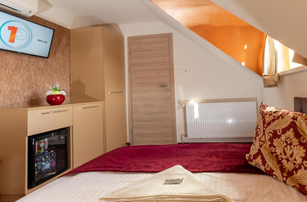 Łóżko lub łóżka w pokoju w obiekcie Teátrum Boutique Hotel