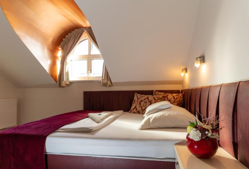 Łóżko lub łóżka w pokoju w obiekcie Teátrum Boutique Hotel