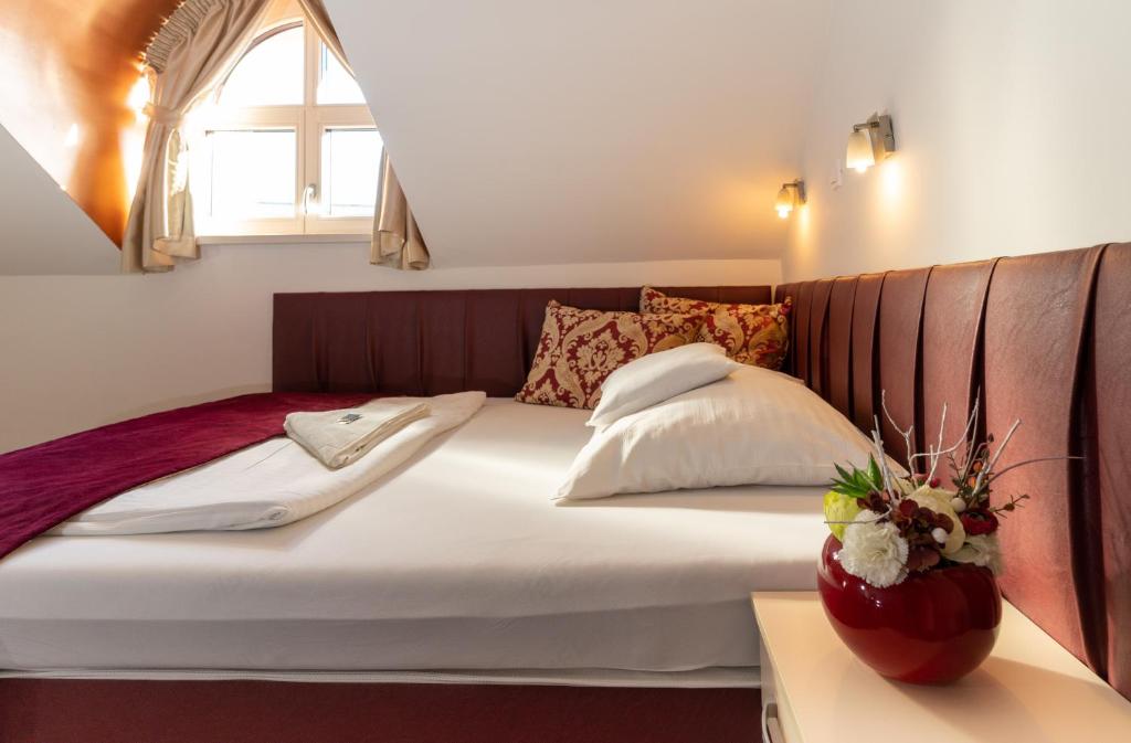 Łóżko lub łóżka w pokoju w obiekcie Teátrum Boutique Hotel