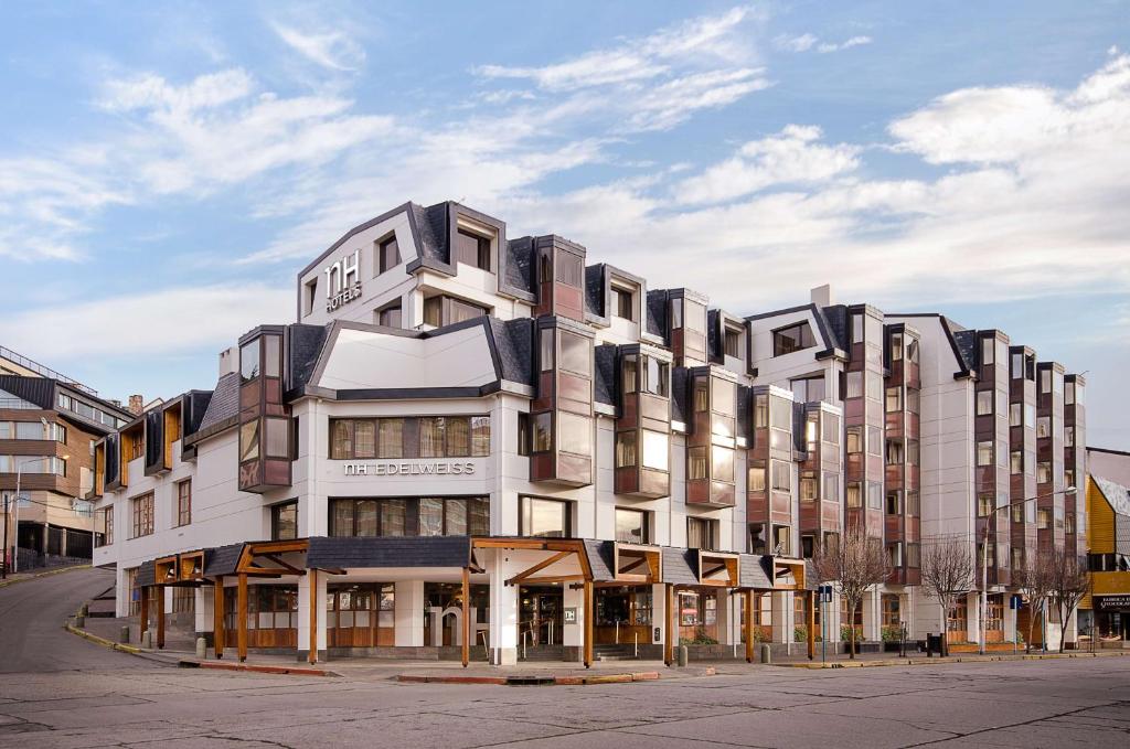 un gran edificio blanco con muchas ventanas en NH Bariloche Edelweiss en San Carlos de Bariloche