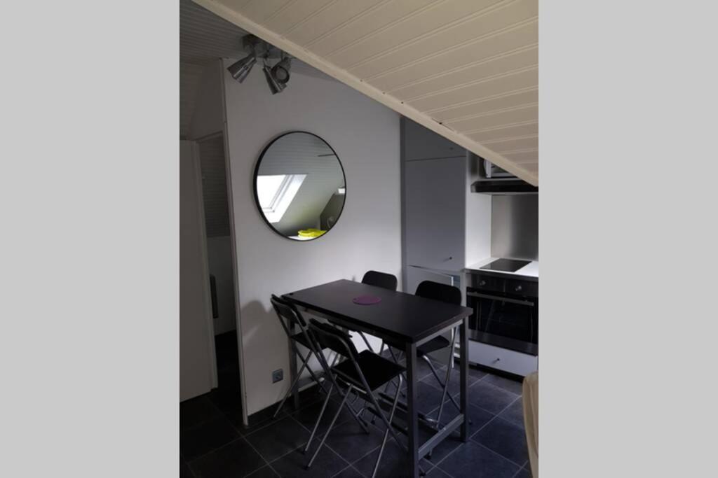 comedor con mesa y espejo en ST LARY-VIGNEC Joli petit appartement idéalament situé, en Vignec