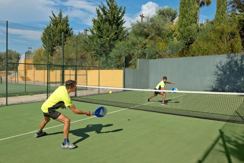 Instalaciones para jugar a tenis o squash en Alfagar Alto da Colina o alrededores