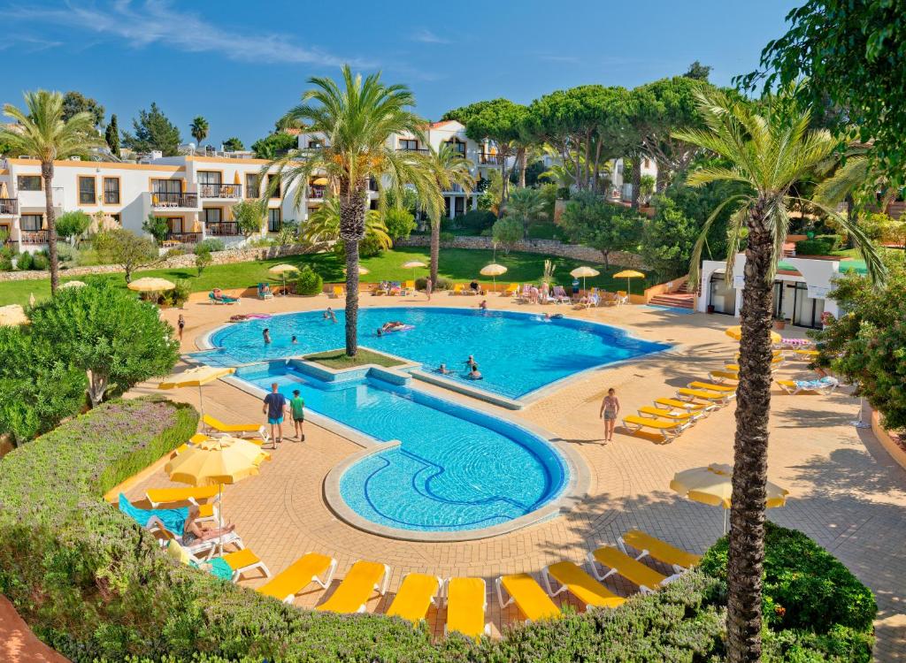 uma imagem de uma piscina num resort em Alfagar Village em Albufeira