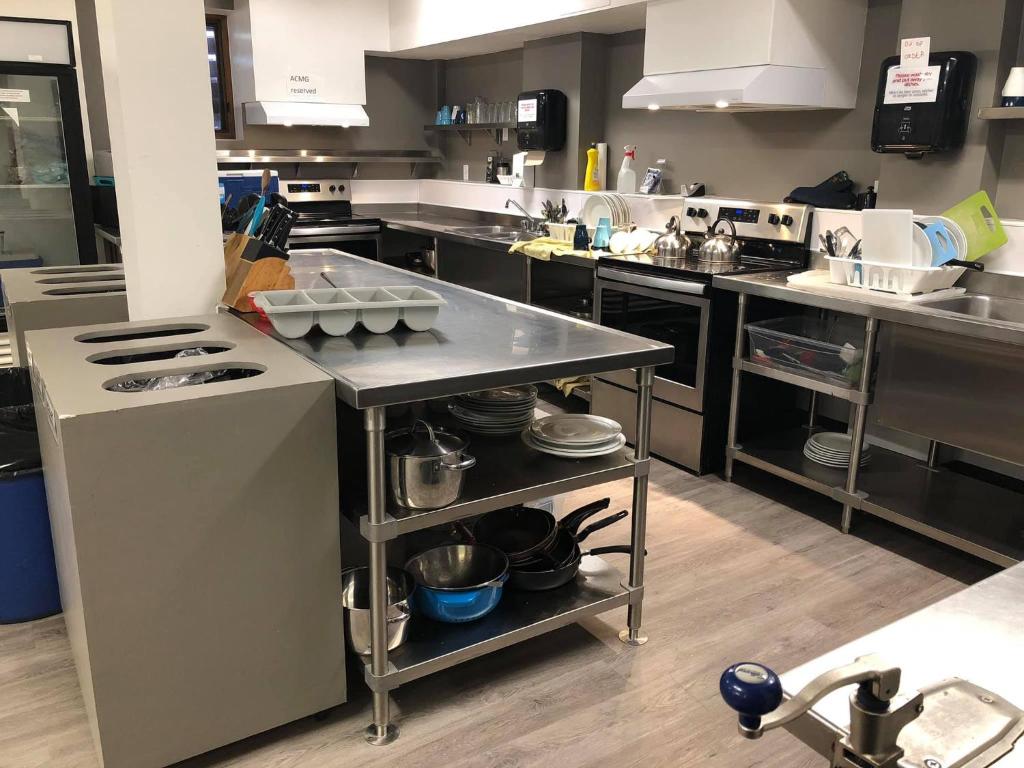 Una cocina o cocineta en HI Lake Louise Alpine Centre - Hostel