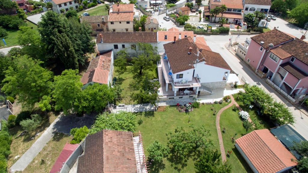 uma vista aérea de uma casa com um quintal em Apartment La roza em Funtana