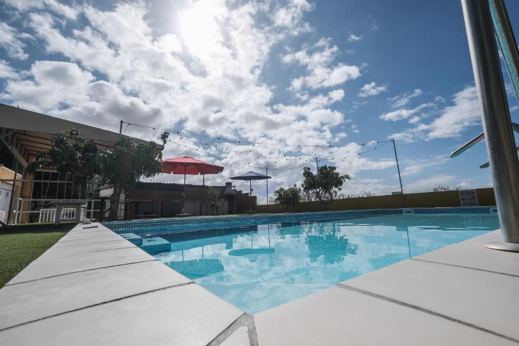 una gran piscina con un cielo nublado en Villa Vidalenta, en Salobre