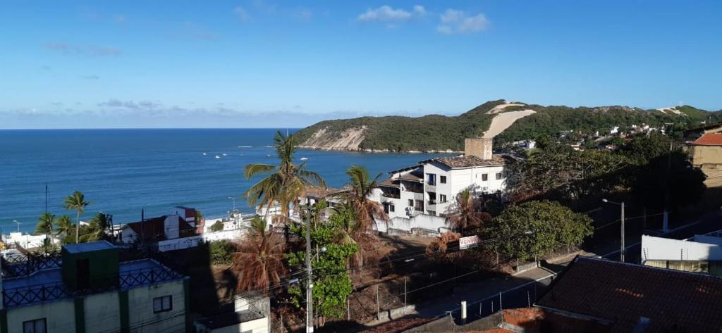 Blick auf das Meer von einer Stadt in der Unterkunft LINDO APARTAMENTO COM VISTA - PRAIA DE PONTANEGRA in Natal
