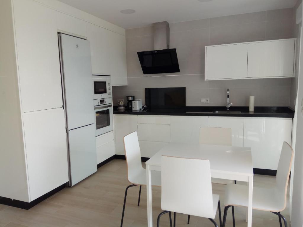 Kuchyň nebo kuchyňský kout v ubytování Esplendido APARTAMENTO, CARIHUELA EDIFICIO EL REMO, PRIMERA LÍNEA