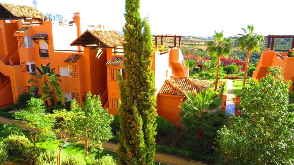 eine Luftansicht eines Resorts mit Bäumen und Gebäuden in der Unterkunft Casares Vacations in Casares