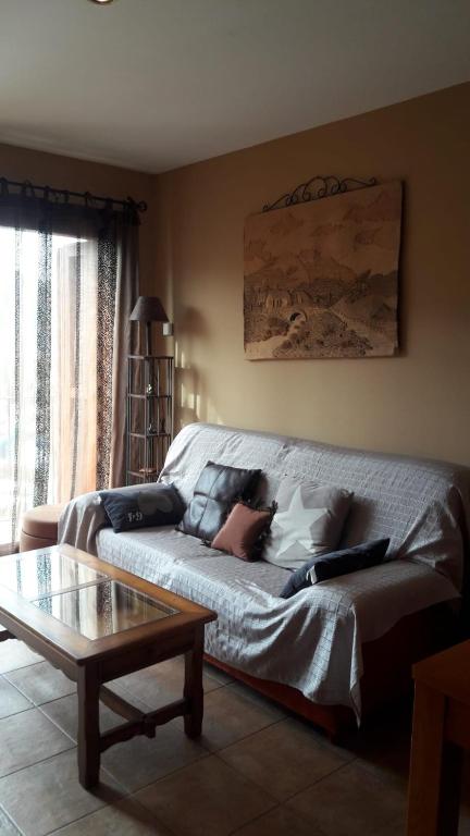 una mujer acostada en un sofá en una sala de estar en Apartamento Erta, en Pla de l'Ermita