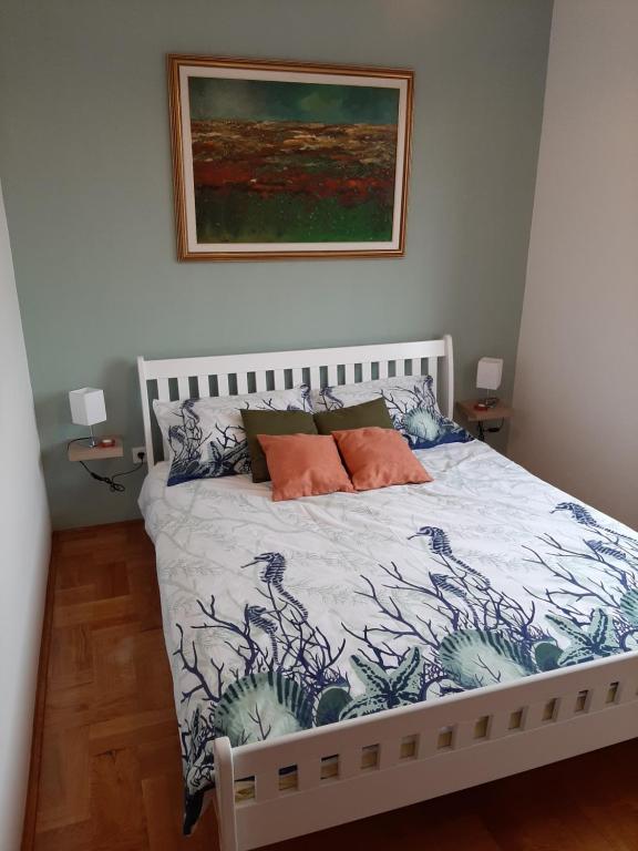 una camera con un letto e un piumone blu e bianco di Apartman Jelacic Vinkovci a Vinkovci