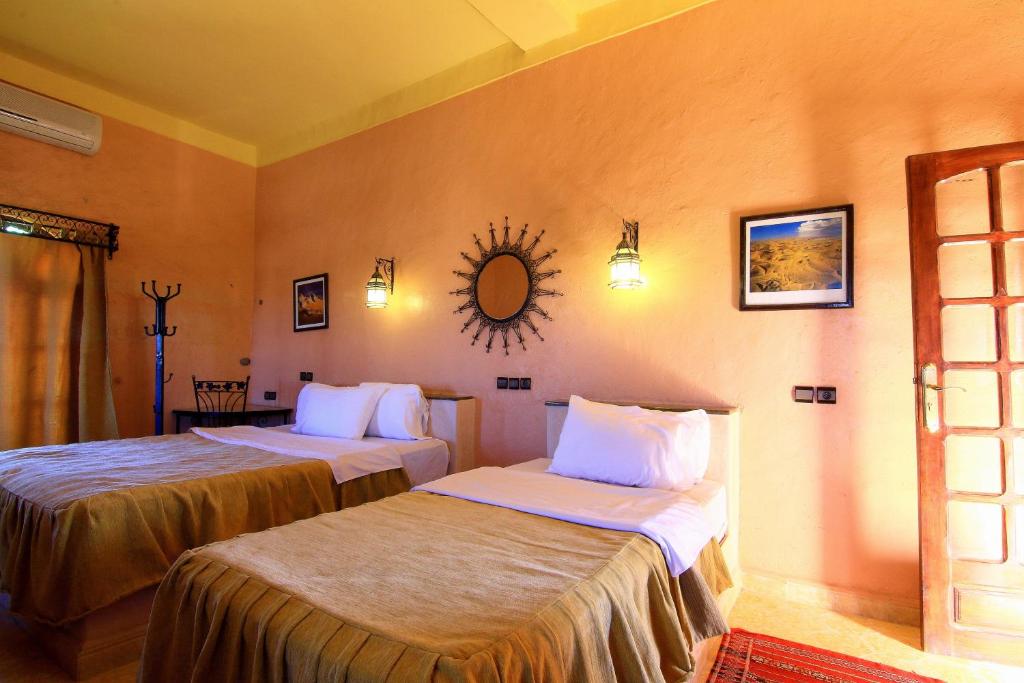 Un pat sau paturi într-o cameră la Riad Nezha