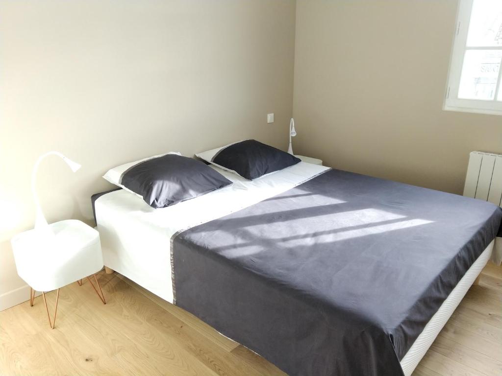Un pat sau paturi într-o cameră la Appartement au centre de Saint Briac
