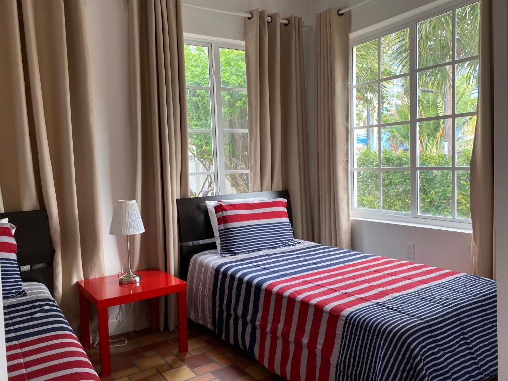 um quarto com 2 camas e uma janela em Harding Boutique Apartments em Miami Beach