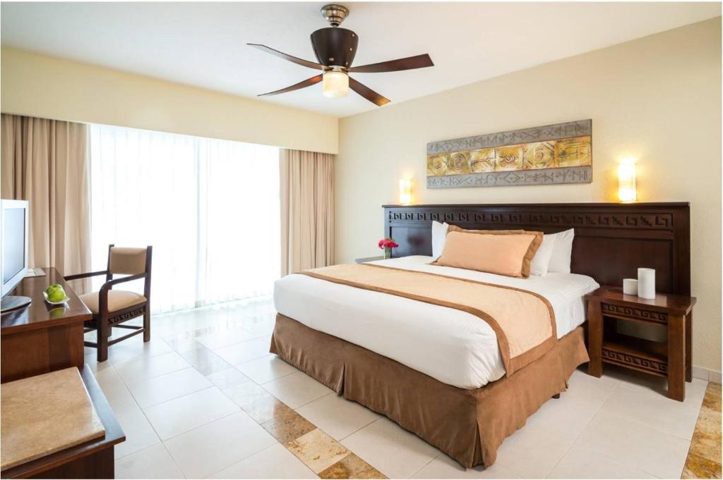 Cama o camas de una habitación en BlueBay Grand Esmeralda-All Inclusive