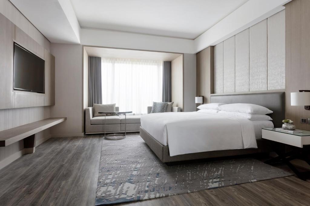 Voodi või voodid majutusasutuse Clark Marriott Hotel toas