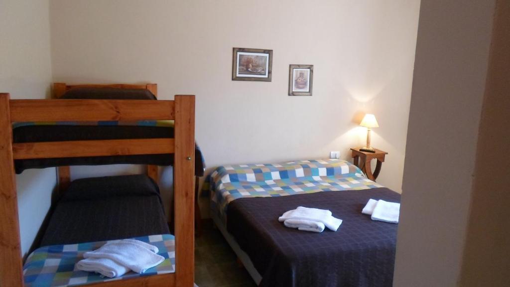 1 dormitorio con 2 literas y toallas. en COMPLEJO DOÑA OLGA en La Rioja