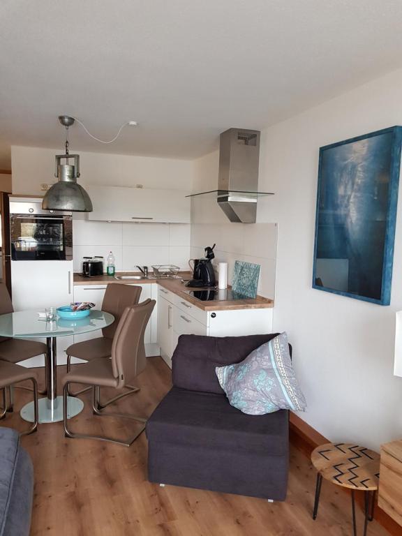 uma cozinha e sala de estar com um sofá e uma mesa em Graf's Apartment Sankt Englmar em Sankt Englmar