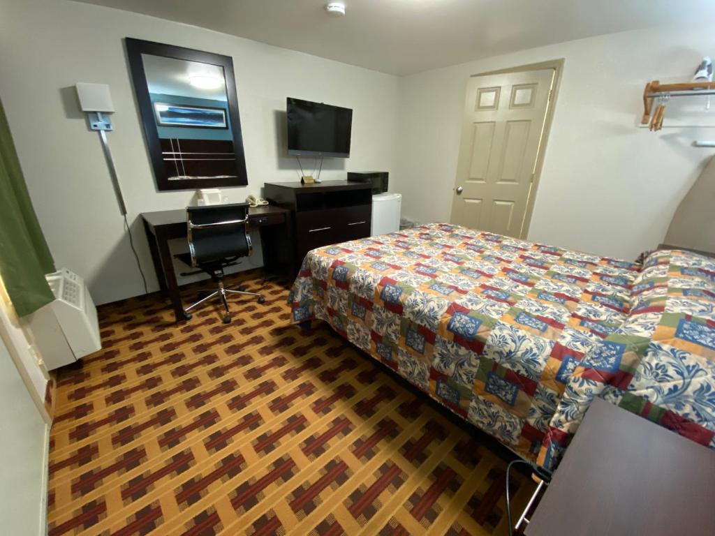 TV a/nebo společenská místnost v ubytování Lodge Inn Wrightstown - Fort Dix