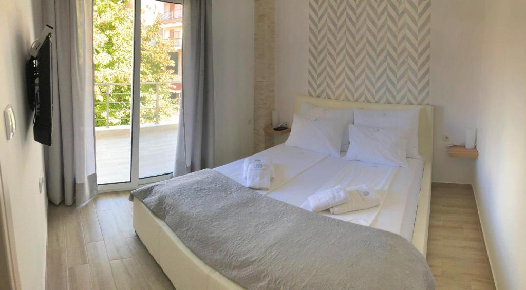 A bed or beds in a room at M Apartments, Kallikratia