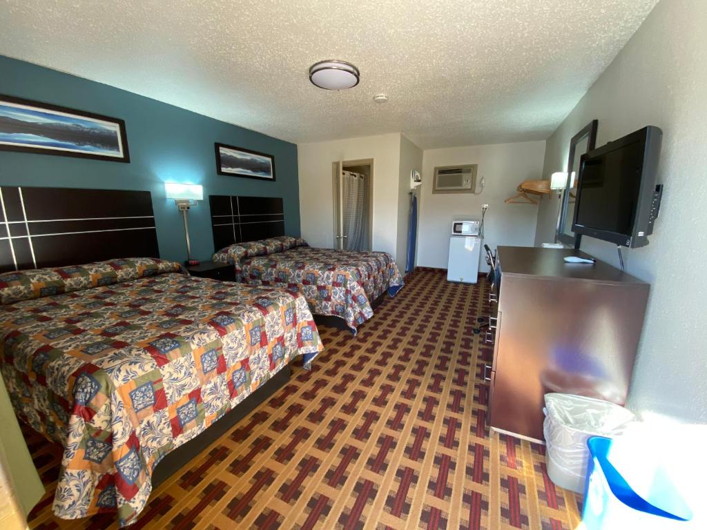 TV a/nebo společenská místnost v ubytování Lodge Inn Wrightstown - Fort Dix