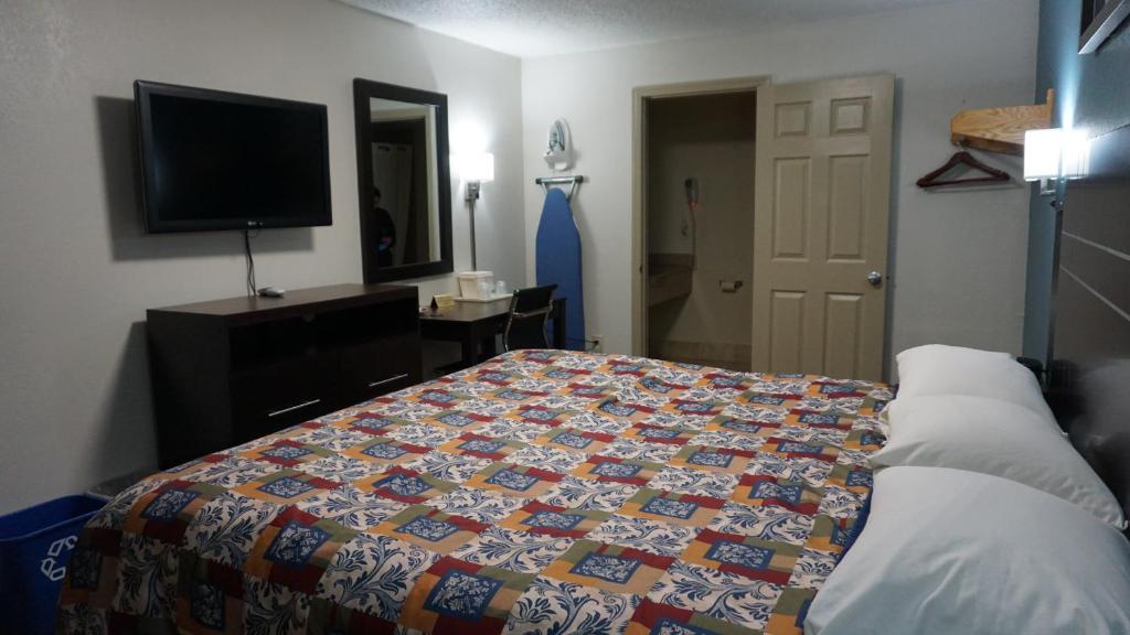 Postel nebo postele na pokoji v ubytování Lodge Inn Wrightstown - Fort Dix