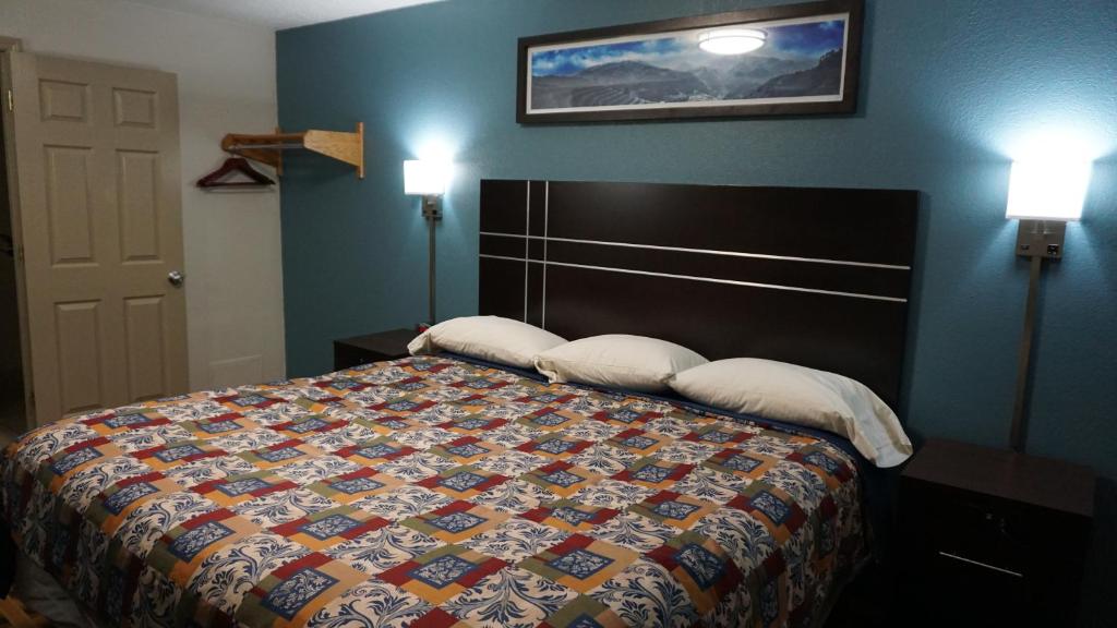 Postel nebo postele na pokoji v ubytování Lodge Inn Wrightstown - Fort Dix