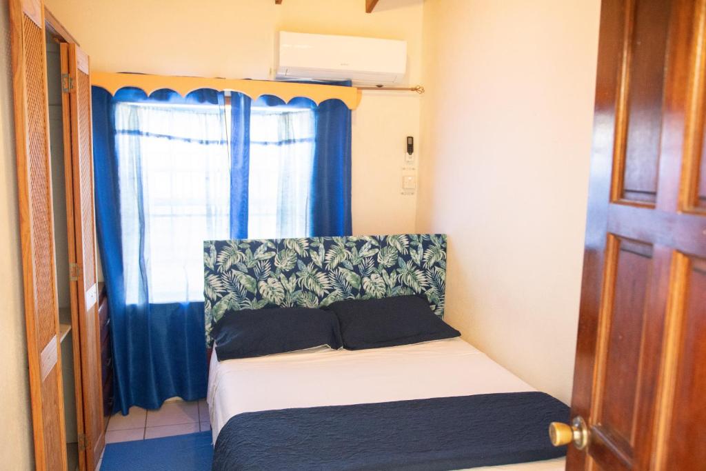 Кровать или кровати в номере Tropical Breeze Vacation Home and Apartments