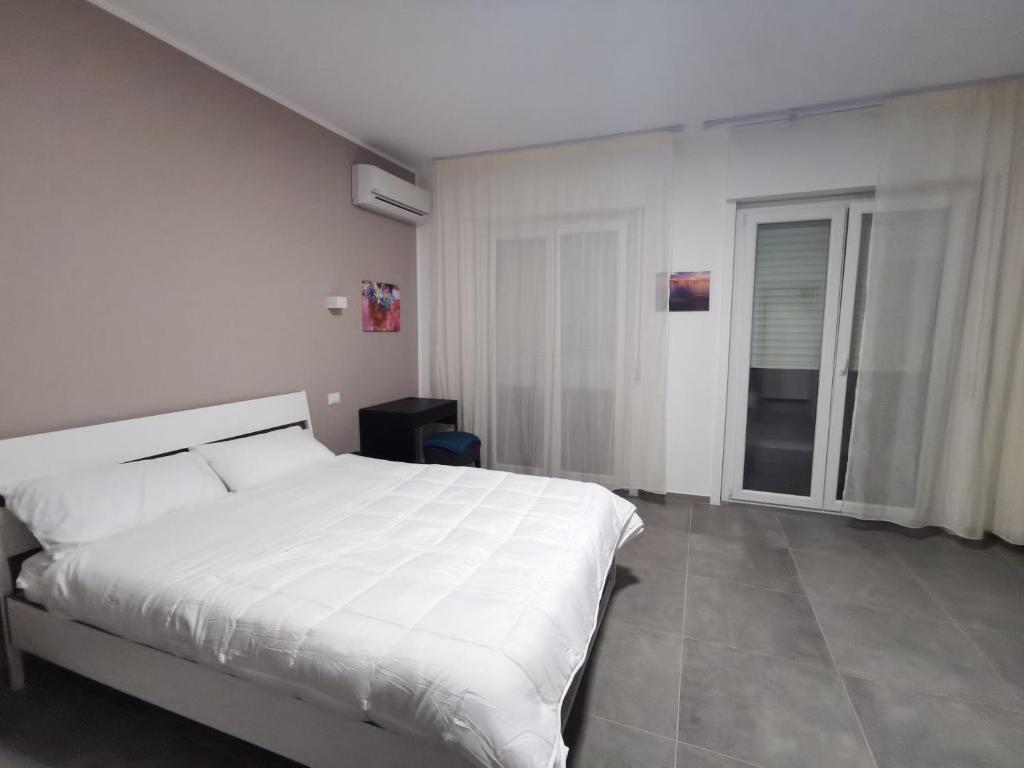 Giường trong phòng chung tại CESARE ROOMS