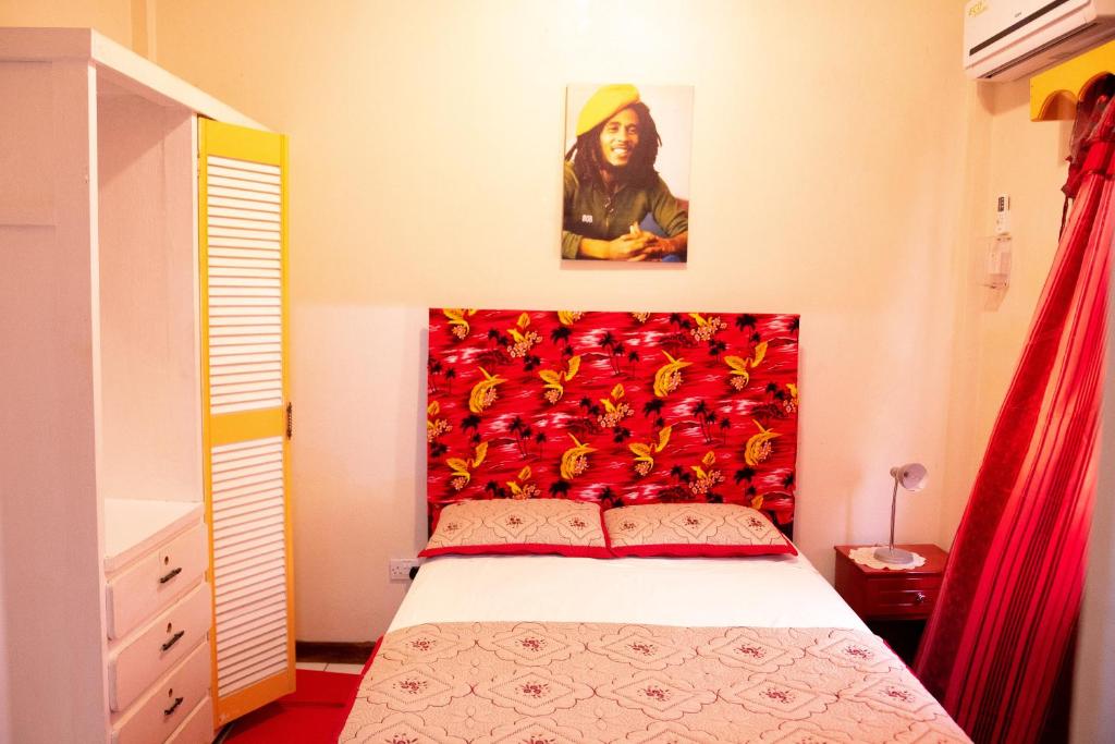 Кровать или кровати в номере Tropical Breeze Vacation Home and Apartments