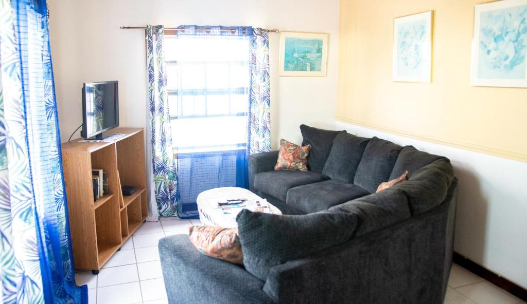 Гостиная зона в Tropical Breeze Vacation Home and Apartments