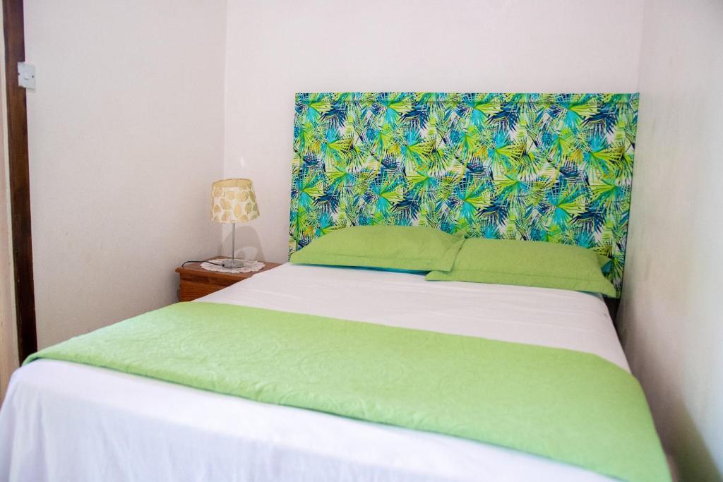 Кровать или кровати в номере Tropical Breeze Vacation Home and Apartments