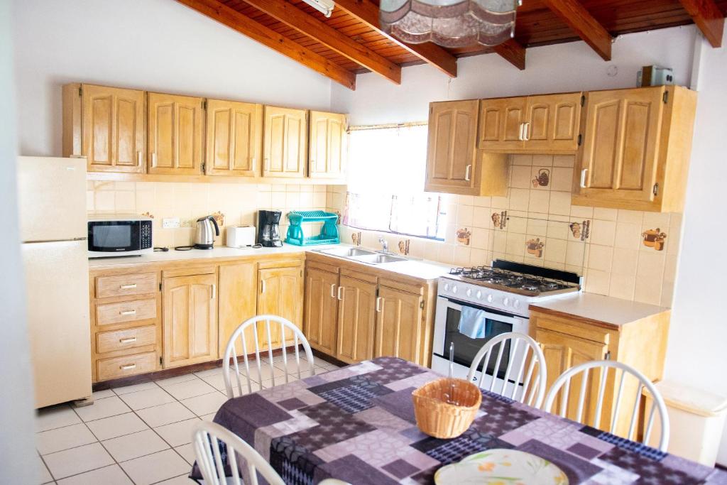 Кухня или мини-кухня в Tropical Breeze Vacation Home and Apartments
