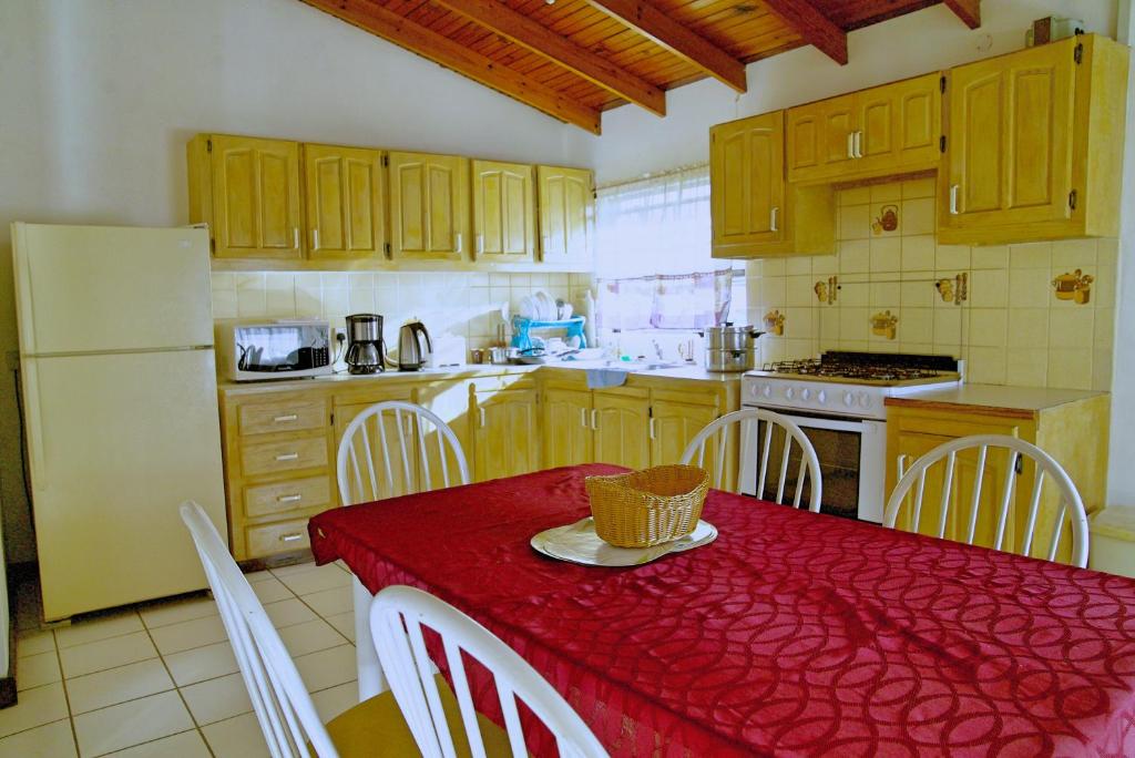 Кухня или мини-кухня в Tropical Breeze Vacation Home and Apartments
