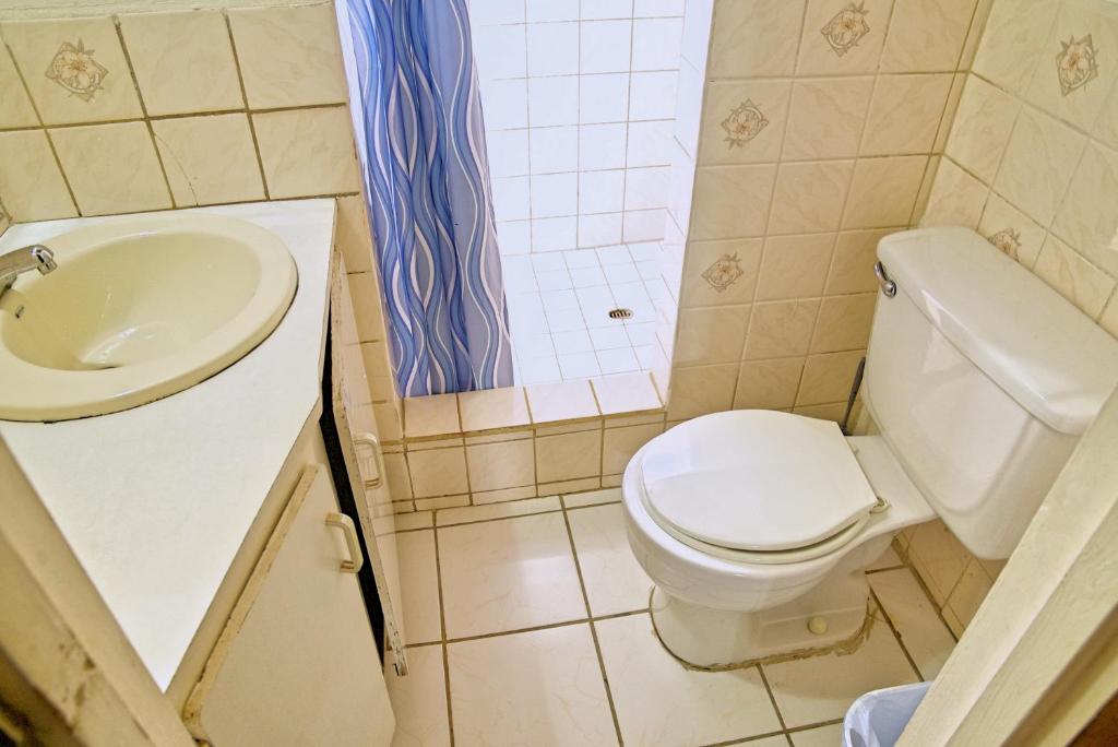 Ванная комната в Tropical Breeze Vacation Home and Apartments