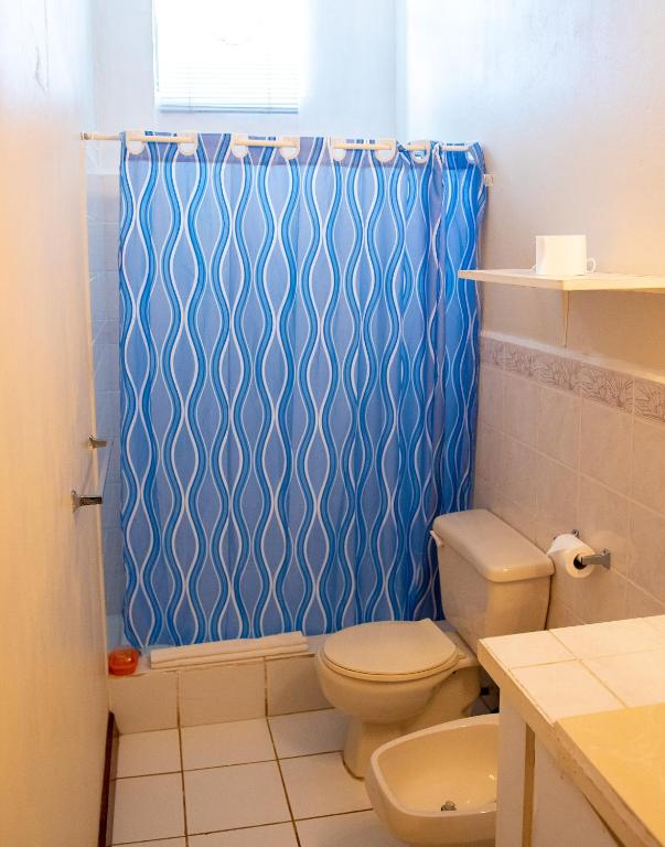 Ванная комната в Tropical Breeze Vacation Home and Apartments