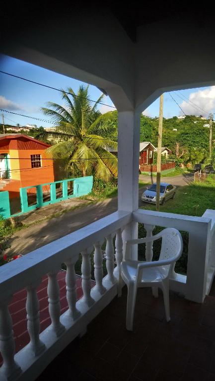 Балкон или терраса в Tropical Breeze Vacation Home and Apartments