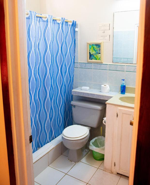 Ванная комната в Tropical Breeze Vacation Home and Apartments