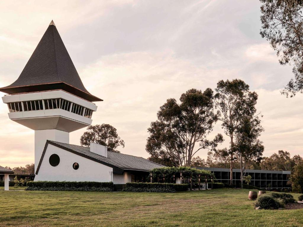 ナガンビーにあるThe Mitchelton Hotel Nagambie - MGallery by Sofitelの白い建物