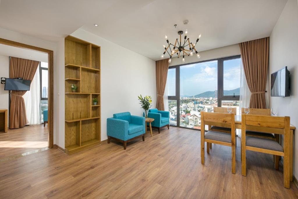 TV a/nebo společenská místnost v ubytování Cordial Beach Hotel Da Nang